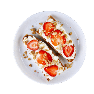 Chleb z serkiem i truskawkami, zdrowy posiłek na śniadanie lub przekąskę