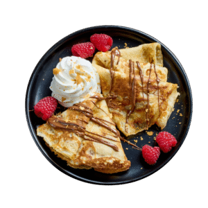 Fit naleśniki z bitą śmietaną i malinami, dietetyczny posiłek słodki